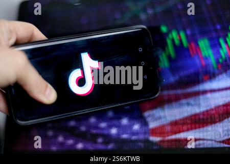 In dieser Abbildung werden die US-Flagge und die Börsengrafik auf einem Computerbildschirm mit dem auf einem Mobiltelefon angezeigten TikTok-Logo angezeigt, da TikTok in den USA in den Tagen - 17. Januar 2025 - verboten sein könnte. Das Verbot der US-Version der chinesischen App wird nun vom Obersten Gerichtshof geprüft. Stockfoto