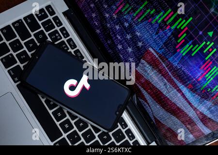 In dieser Abbildung werden die US-Flagge und die Börsengrafik auf einem Computerbildschirm mit dem auf einem Mobiltelefon angezeigten TikTok-Logo angezeigt, da TikTok in den USA in den Tagen - 17. Januar 2025 - verboten sein könnte. Das Verbot der US-Version der chinesischen App wird nun vom Obersten Gerichtshof geprüft. Stockfoto