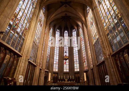 Sonnenlicht scheint durch Buntglasfenster der belgischen Kirche. Belgien Tourismus Stockfoto