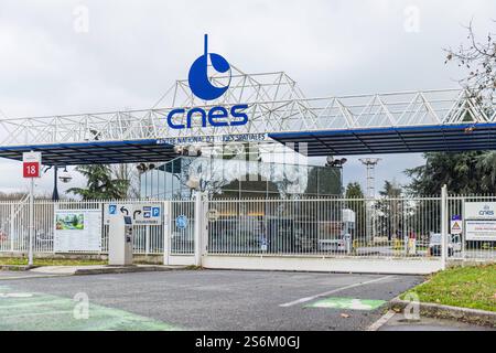 TOULOUSE, FRANKREICH - 11. JANUAR 2025: Haupteingang des Toulouse Space Center, Hauptstandort der französischen Raumfahrtagentur CNES, ebenfalls Sitz der Mili Stockfoto
