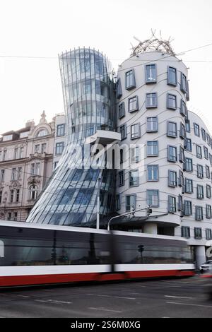 Prag, Tschechische republik - 16. Februar 2023: Unscharfe Straßenbahnfahrt vor dem Tanzhaus Stockfoto