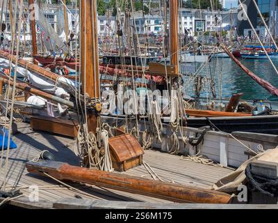 Seile auf dem Deck eines Segelbootes Stockfoto