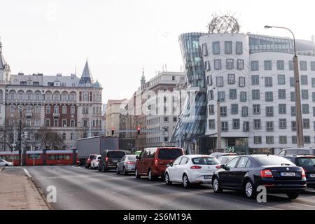 Prag, Tschechische republik - 16. Februar 2023: Autos stehen auf der Straße vor dem Tanzhaus Stockfoto