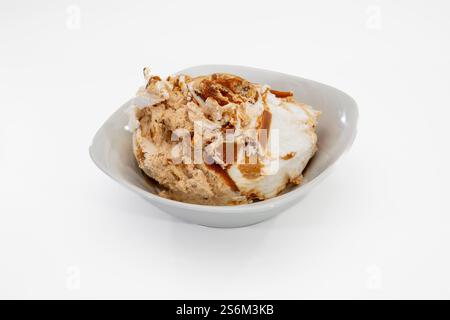 Hausgemachtes Eis in einer weißen Schüssel auf einem sauberen weißen Hintergrund Stockfoto