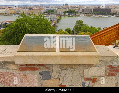Budapest, Ungarn - 31. Juli 2022: Bronzetafel zum UNESCO-Weltkulturerbe in der Fischerbastei im ersten Bezirk in Buda. Stockfoto