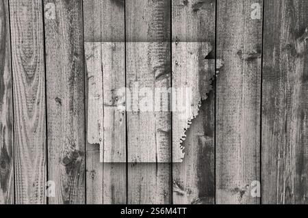 Karte von Arkansas auf verwittertes Holz Stockfoto