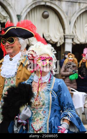 VENEDIG, ITALIEN - 14. FEBRUAR 2015: Zwei Senioren in Masken am Markusplatz während des traditionellen Karnevals. Stockfoto