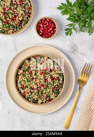 Lebensmittelfotografie von Salattabouleh mit Granatapfel, Bulgur, Petersilie, Minze, Tomate, Frühlingszwiebeln, veganes Gericht, arabisches Essen Stockfoto