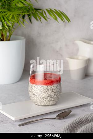 Lebensmittelfotografie vom Frühstück von Chia Samenpudding mit Erdbeerpüree, Beerenmarmelade, gesundes veganes Dessert, natürliches Essen Stockfoto