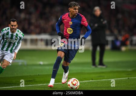 Barcelona, Spanien, Spanien. Januar 2025. Lamine YAMAL von Barcelona während des Copa del Rey-Spiels zwischen dem FC Barcelona und Real Betis Balompie bei Estadi Olimpic Lluis Companys am 15. Januar 2025 in Barcelona. (Kreditbild: © Matthieu Mirville/ZUMA Press Wire) NUR REDAKTIONELLE VERWENDUNG! Nicht für kommerzielle ZWECKE! Stockfoto