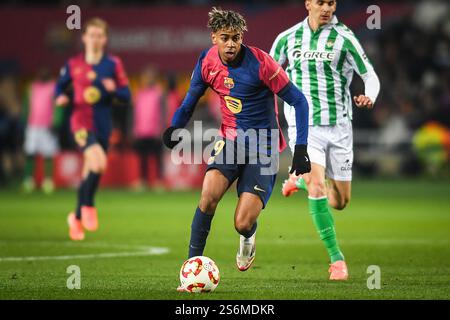 Barcelona, Spanien, Spanien. Januar 2025. Lamine YAMAL von Barcelona während des Copa del Rey-Spiels zwischen dem FC Barcelona und Real Betis Balompie bei Estadi Olimpic Lluis Companys am 15. Januar 2025 in Barcelona. (Kreditbild: © Matthieu Mirville/ZUMA Press Wire) NUR REDAKTIONELLE VERWENDUNG! Nicht für kommerzielle ZWECKE! Stockfoto