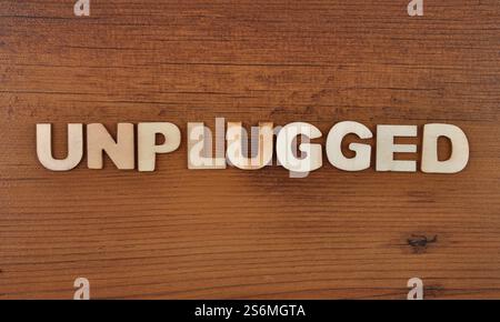Begriff aus Holzbuchstaben auf altem dunklem Holz Stockfoto