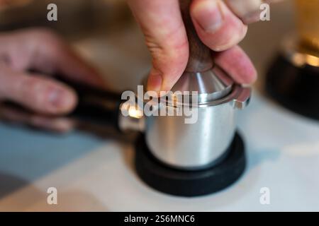 Kaffeezubereitung: Barista Stamping Espresso-Mehl Stockfoto