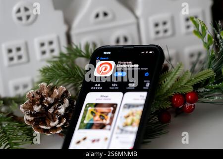 Polen. Januar 2025. In dieser Abbildung wird das Pinterest-Logo auf einem Smartphone angezeigt. (Credit Image: © Mateusz Slodkowski/SOPA Images via ZUMA Press Wire) NUR REDAKTIONELLE VERWENDUNG! Nicht für kommerzielle ZWECKE! Stockfoto