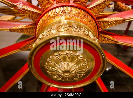 Radnabe aus vergoldeter Bronze Nahaufnahme des 1829-1823 Carriage of the Royal Crown vom Kutscher Julian Gonzalez Royal Palace Museum Madrid Spanien Europa Stockfoto