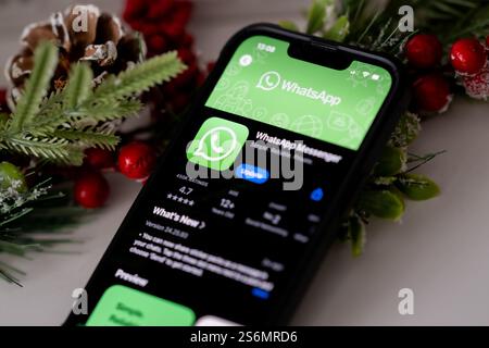 Polen. Januar 2025. In dieser Abbildung wird das WhatsApp-Logo auf einem Smartphone angezeigt. (Foto von Mateusz Slodkowski/SOPA Images/SIPA USA) *** ausschließlich für redaktionelle Nachrichten *** Credit: SIPA USA/Alamy Live News Stockfoto