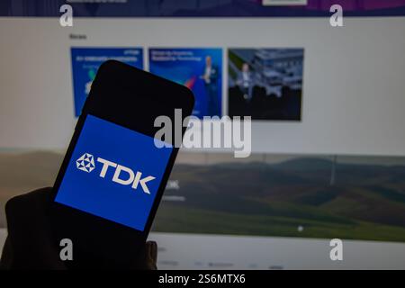 Rheinbach, Deutschland 16. Januar 2025, das Markenlogo des japanischen Unternehmens „TDK Corporation“ auf dem Display eines Smartphones vor der Website Stockfoto