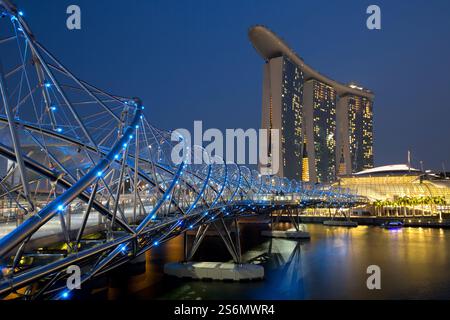 Singapur Singapur Marina Bay Helix Bridge City Skyline bei Nacht Panorama Stockfoto