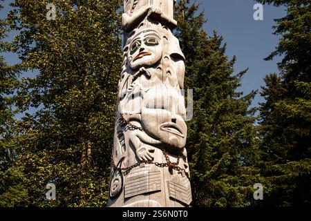 Großer hölzerner Totempfahl der Tlingit-Indianer - Alaska Stockfoto