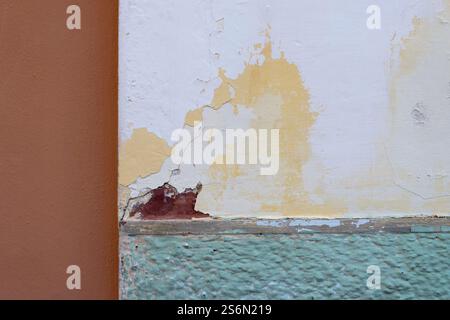 Detail der Fassade mit abgeplatzte Farbe Stockfoto