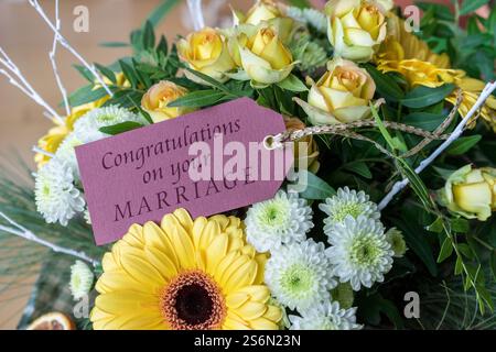 Hochzeitsgrußkarte mit Strauß aus gelben und weißen Rosen, Gerberas und Chrysanthemen Stockfoto