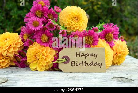 Geburtstagskarte mit herbstlichem Blumenstrauß und englischem Text: Happy Birthday Stockfoto