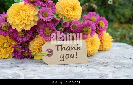 Grußkarte mit Herbststrauß und englischem Text: Danke Stockfoto