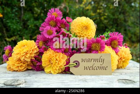 Grußkarte mit herbstlichem Blumenstrauß und englischem Text: Welcome Stockfoto