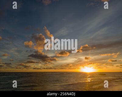 Ein spektakulärer Sonnenaufgang über dem Meer in Punta Cana in der Dominikanischen Republik Stockfoto