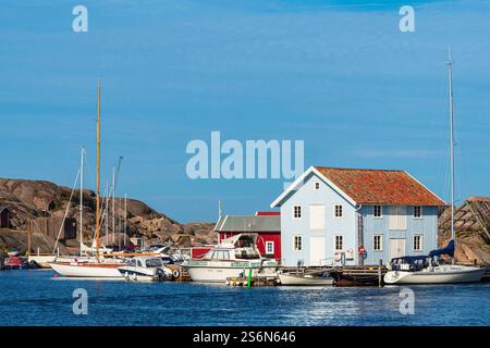 Hafen mit Booten in Smögen in Schweden. Stockfoto