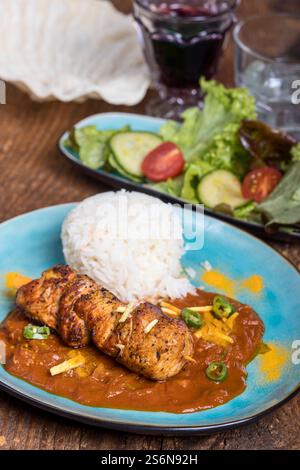 Indisches Hühnchen Tikka Masala auf Holz Stockfoto