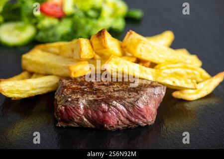 Steak mit Chips auf Schiefer Stockfoto