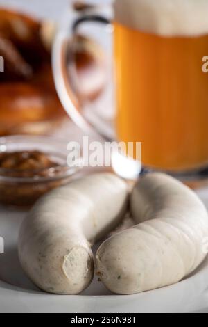 Bayerische Weißwürste mit Brezel Stockfoto