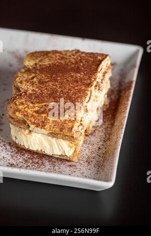 Tiramisu-Anteil auf einer weißen Platte Stockfoto