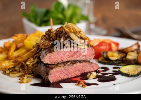 Gegrillte Steakscheiben mit Pommes frites Stockfoto