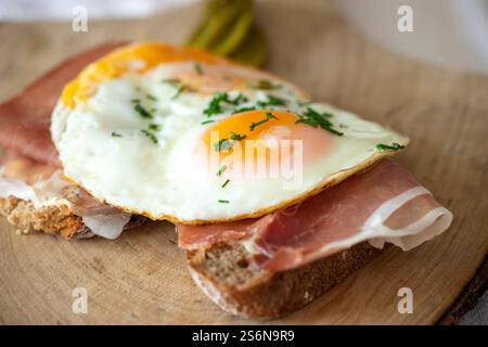Spiegelei auf Roggenbrot Stockfoto