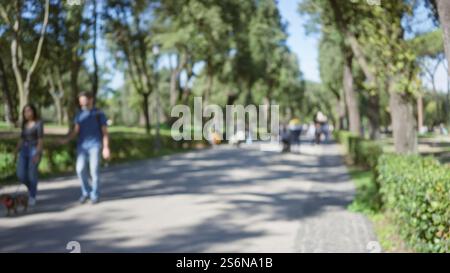 Unscharfe Menschen, die in den Gärten der Villa borghese mit Bäumen spazieren gehen, schaffen eine ruhige Atmosphäre im Freien in rom, italien, die eine friedliche Parkszene in Szene setzt Stockfoto