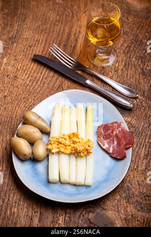 Weißer Spargel auf einer blauen Platte Stockfoto