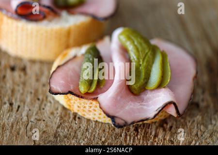 Schinken-Sandwich mit Gurke auf Holz Stockfoto