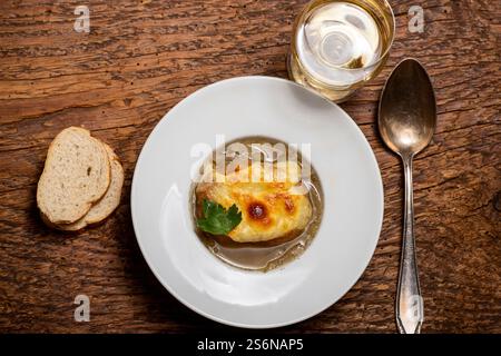 Französische Zwiebelsuppe auf Holz Stockfoto