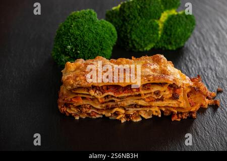 Lasagne auf Schiefer mit Brokkoli Stockfoto