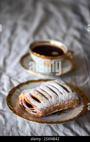 Kirschtorte mit einer Tasse Kaffee Stockfoto