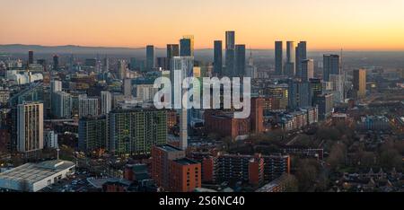 Panoramablick auf die Skyline von Manchester aus der Vogelperspektive. Stockfoto