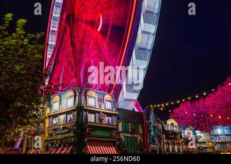 Weihnachtsmarkt und Riesenrad in Düsseldorf Stockfoto