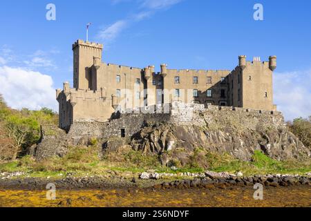 Dunvegan Castle am Ufer des Loch Dunvegan Isle of Skye Highlands and Islands Schottland Großbritannien GB Europa Stockfoto