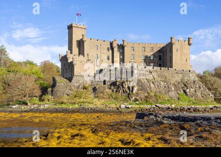 Dunvegan Castle am Ufer des Loch Dunvegan Isle of Skye Highlands and Islands Schottland Großbritannien GB Europa Stockfoto