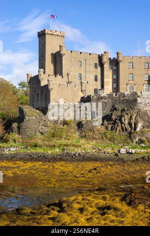 Dunvegan Castle am Ufer des Loch Dunvegan Isle of Skye Highlands and Islands Schottland Großbritannien GB Europa Stockfoto