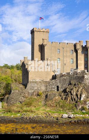 Dunvegan Castle am Ufer des Loch Dunvegan Isle of Skye Highlands and Islands Schottland Großbritannien GB Europa Stockfoto