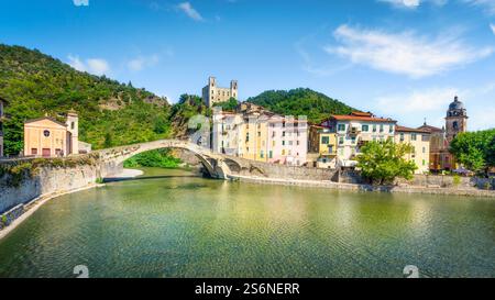 Alte Brücke, Kirche und Schloss in Dolceacqua. Die mittelalterliche Brücke wurde von Claude Monet gemalt, Doria Castle im Hintergrund. Riviera di Ponente, Prov Stockfoto