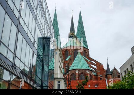 Historische Marienkirche und Reflexion in Lübeck Stockfoto